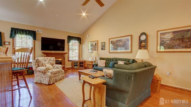 19 Republic Row, Franklin, NJ 08873