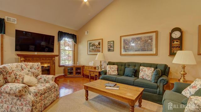 19 Republic Row, Franklin, NJ 08873