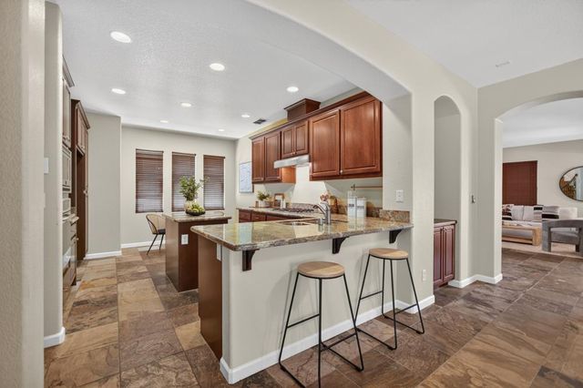 8048 Linda Isle Ln, Sacramento, CA 95831