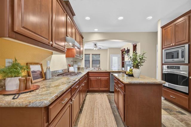8048 Linda Isle Ln, Sacramento, CA 95831