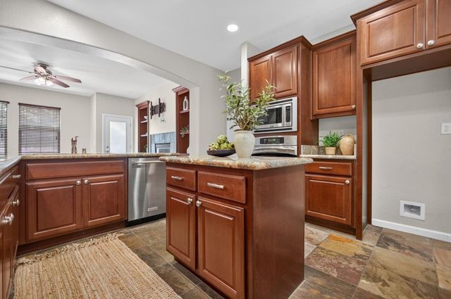 8048 Linda Isle Ln, Sacramento, CA 95831