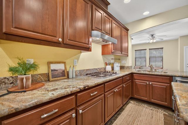 8048 Linda Isle Ln, Sacramento, CA 95831