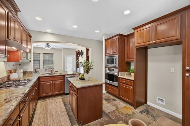8048 Linda Isle Ln, Sacramento, CA 95831