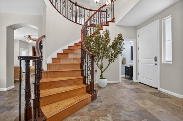 8048 Linda Isle Ln, Sacramento, CA 95831