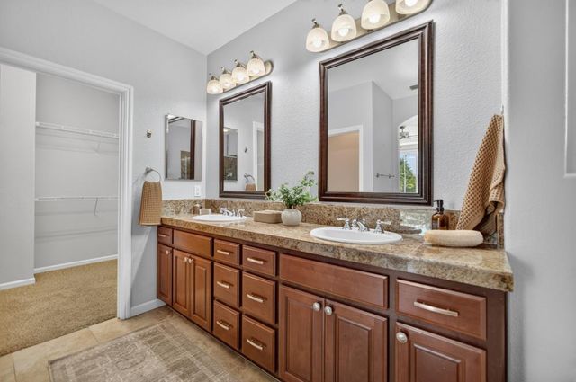 8048 Linda Isle Ln, Sacramento, CA 95831