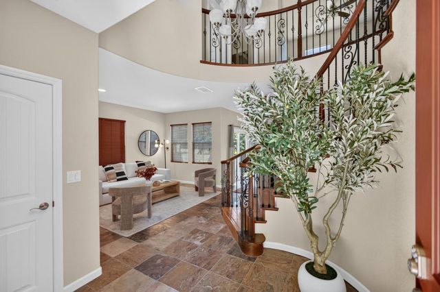 8048 Linda Isle Ln, Sacramento, CA 95831