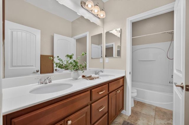 8048 Linda Isle Ln, Sacramento, CA 95831