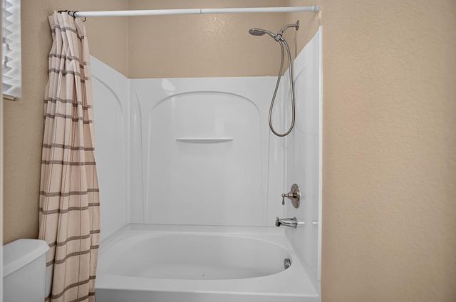 8048 Linda Isle Ln, Sacramento, CA 95831