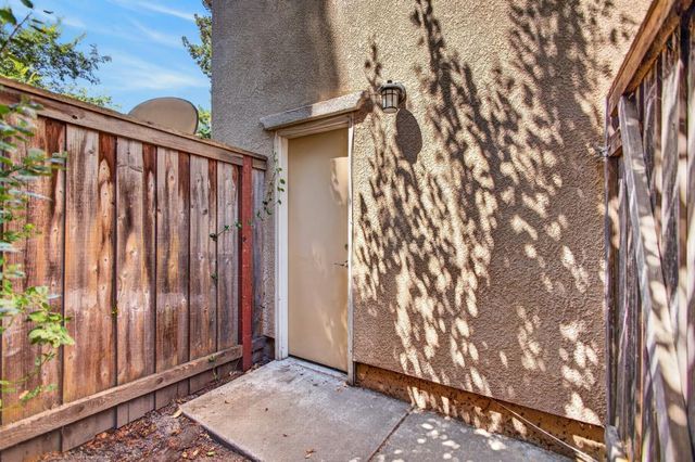 8048 Linda Isle Ln, Sacramento, CA 95831