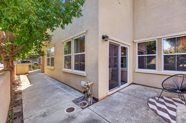 8048 Linda Isle Ln, Sacramento, CA 95831