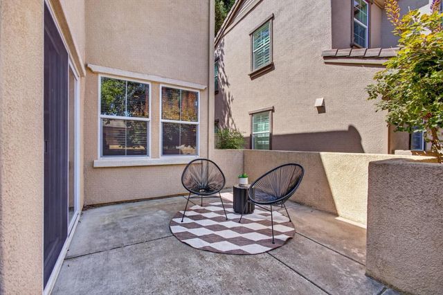 8048 Linda Isle Ln, Sacramento, CA 95831