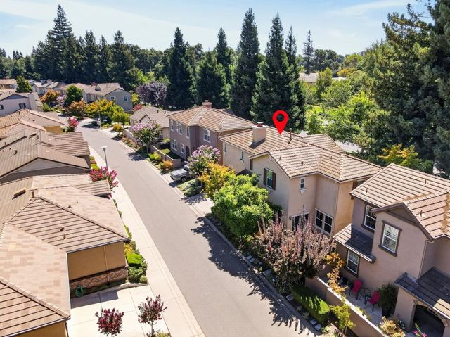 8048 Linda Isle Ln, Sacramento, CA 95831