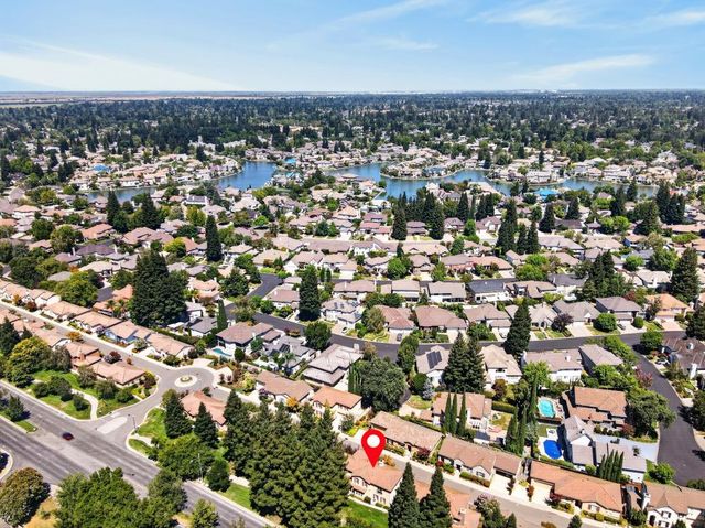 8048 Linda Isle Ln, Sacramento, CA 95831
