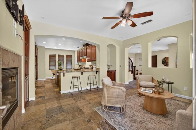 8048 Linda Isle Ln, Sacramento, CA 95831