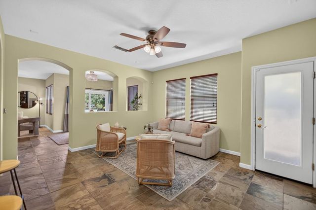 8048 Linda Isle Ln, Sacramento, CA 95831