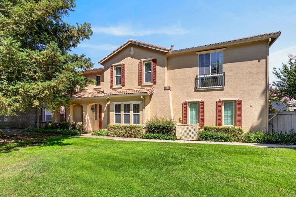 8048 Linda Isle Ln, Sacramento, CA 95831