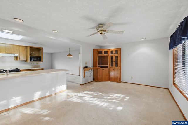 1350 Dogwood Dr, Woodburn, OR 97071