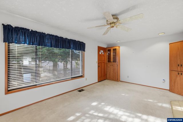 1350 Dogwood Dr, Woodburn, OR 97071