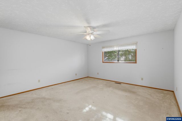 1350 Dogwood Dr, Woodburn, OR 97071