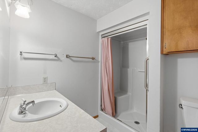 1350 Dogwood Dr, Woodburn, OR 97071