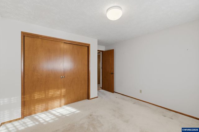 1350 Dogwood Dr, Woodburn, OR 97071