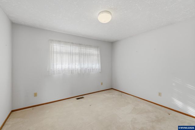 1350 Dogwood Dr, Woodburn, OR 97071