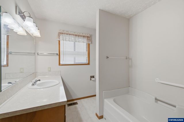 1350 Dogwood Dr, Woodburn, OR 97071