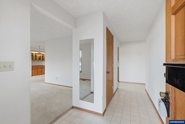 1350 Dogwood Dr, Woodburn, OR 97071