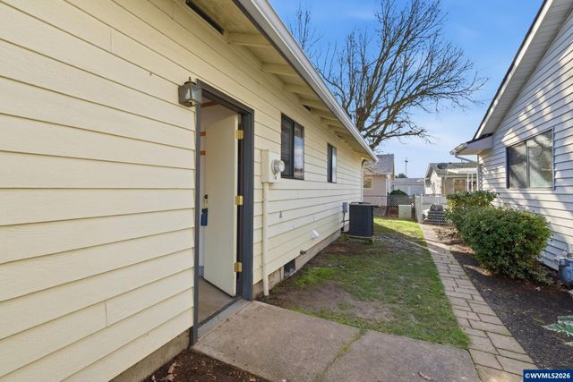 1350 Dogwood Dr, Woodburn, OR 97071