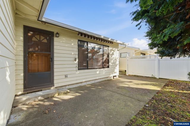 1350 Dogwood Dr, Woodburn, OR 97071