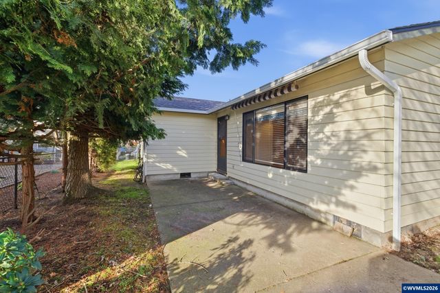 1350 Dogwood Dr, Woodburn, OR 97071