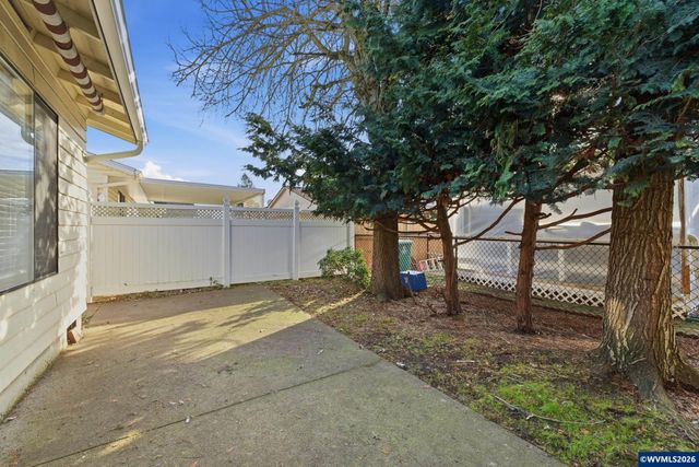 1350 Dogwood Dr, Woodburn, OR 97071