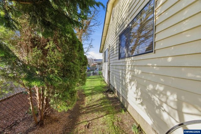 1350 Dogwood Dr, Woodburn, OR 97071