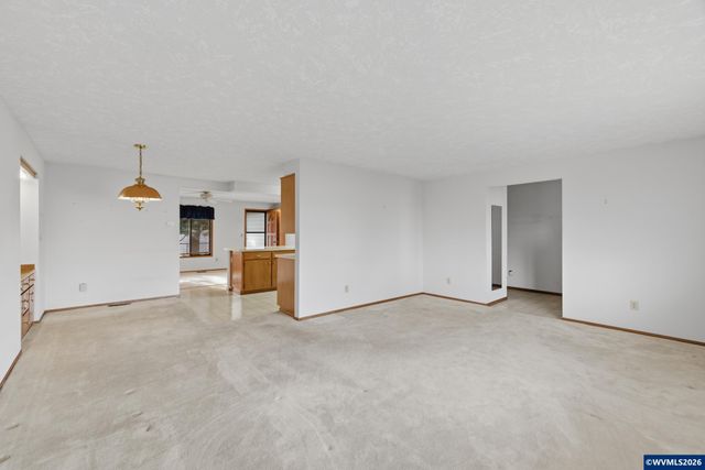 1350 Dogwood Dr, Woodburn, OR 97071