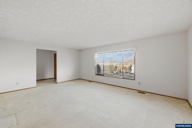 1350 Dogwood Dr, Woodburn, OR 97071