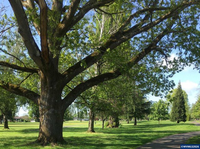 1350 Dogwood Dr, Woodburn, OR 97071