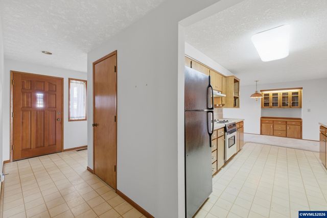 1350 Dogwood Dr, Woodburn, OR 97071