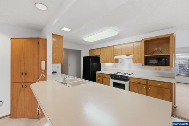 1350 Dogwood Dr, Woodburn, OR 97071