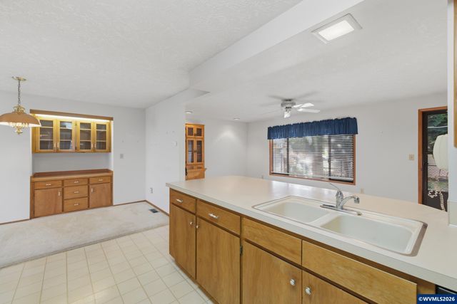 1350 Dogwood Dr, Woodburn, OR 97071