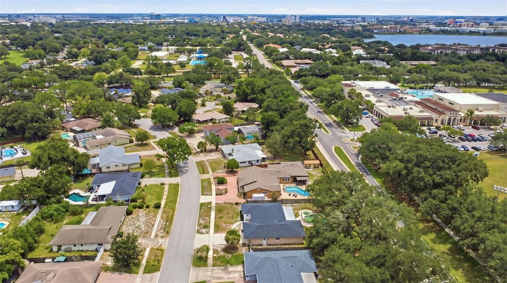 Image 8 of property listing at 6785 TAMARIND CIRCLE, Orlando, FL 32819