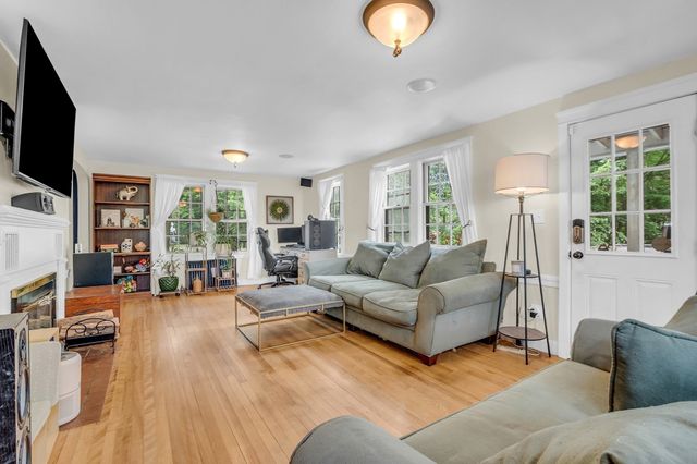 20 Pleasant St, Lunenburg, MA 01462
