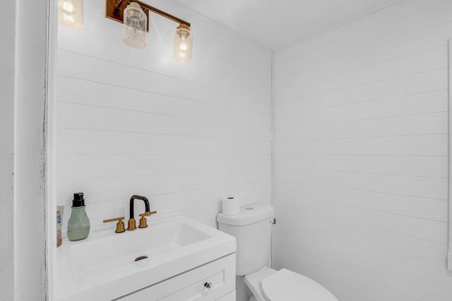 20 Pleasant St, Lunenburg, MA 01462