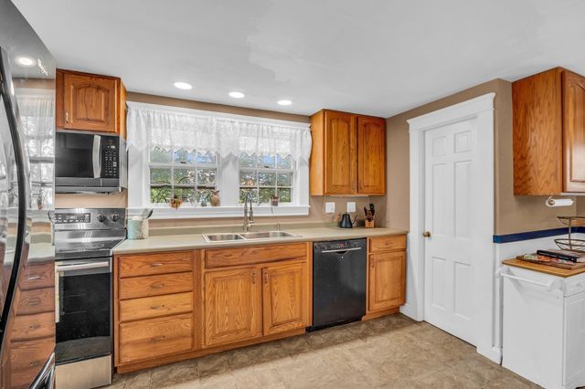 20 Pleasant St, Lunenburg, MA 01462