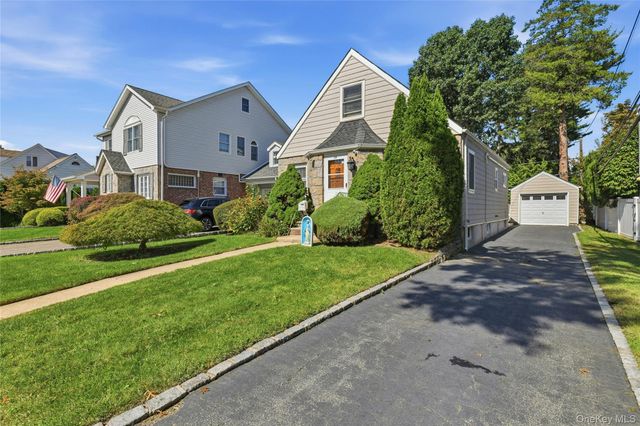 39 Primrose Drive, New Hyde Park, NY 11040