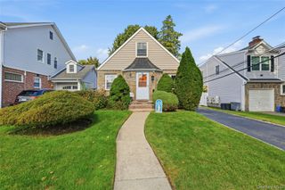 39 Primrose Drive, New Hyde Park, NY 11040