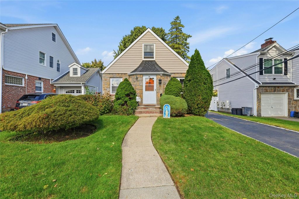 39 Primrose Drive, New Hyde Park, NY 11040