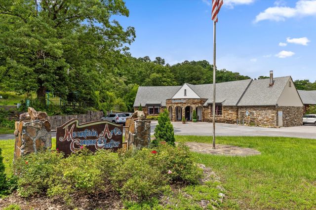813 Fairmount Avenue, Signal Mountain, TN 37377