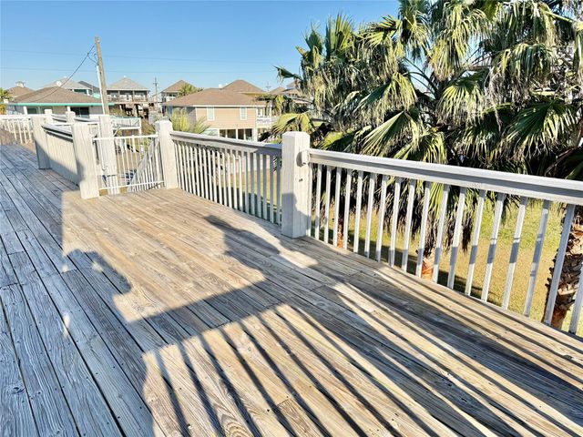981 Nassau Drive, Crystal Beach, TX 77650