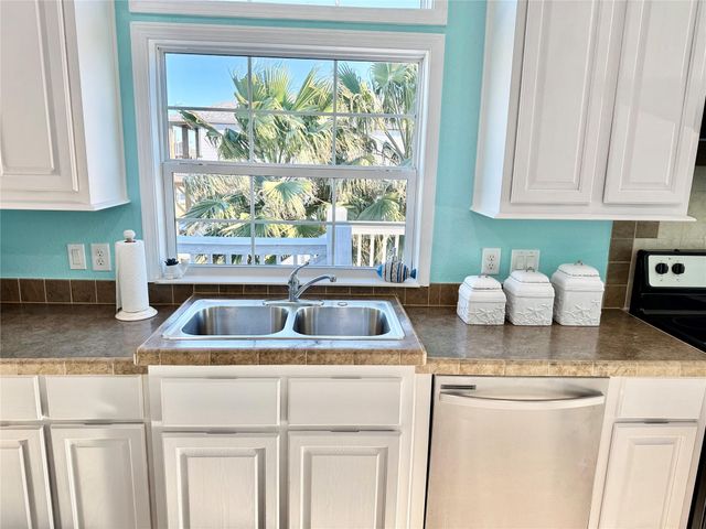 981 Nassau Drive, Crystal Beach, TX 77650