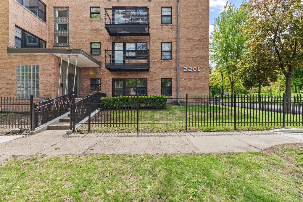 2201 3rd Avenue S 302, Minneapolis, MN 55404